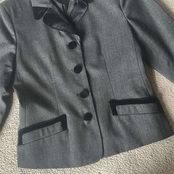 Harve Bernard by Bernard Holtzman Petite Velvet Trimmed Blazer! - Picture 6 of 10